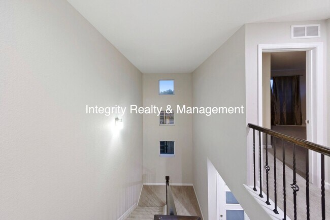 Building Photo - 3 Bed/2.5 Bath Townhome, 1999 sq ft, 2160 Meadows Blvd Unit A