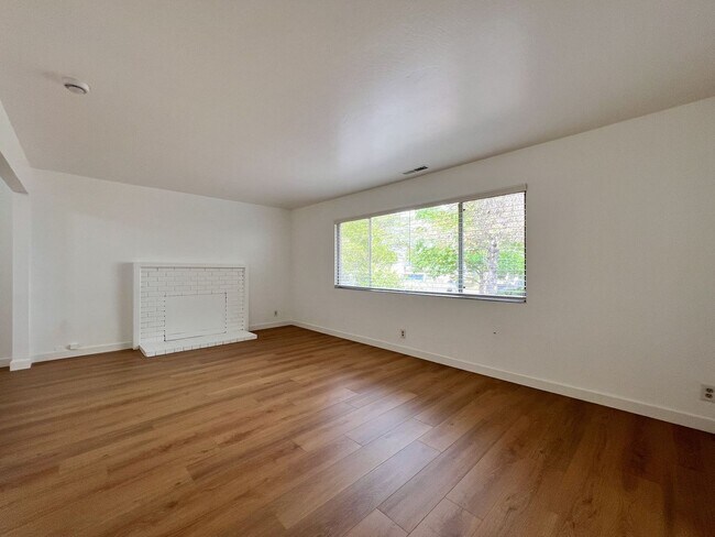 Building Photo - Updated Three Bedroom Napa Home