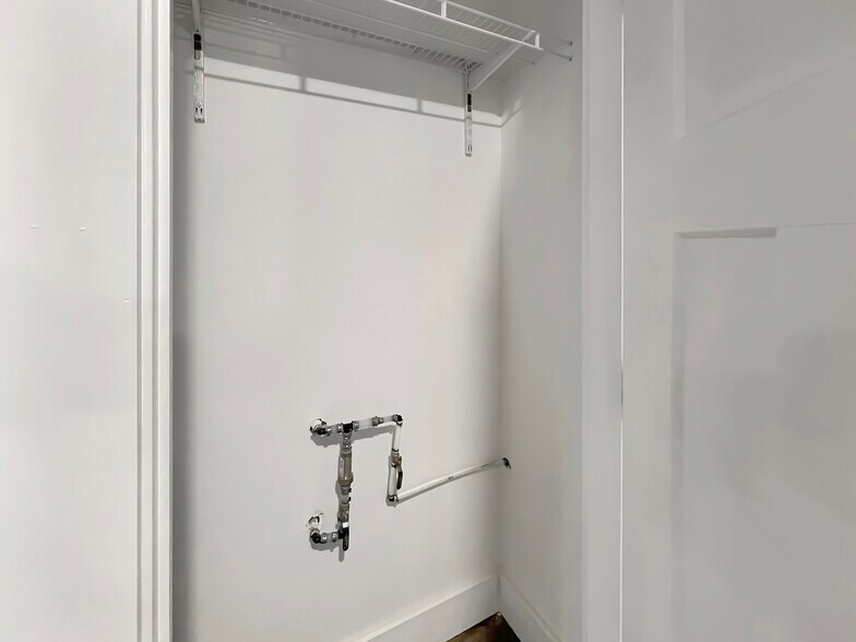 Washer/Dryer Hook Ups - 3981 Mount Moriah Vlg