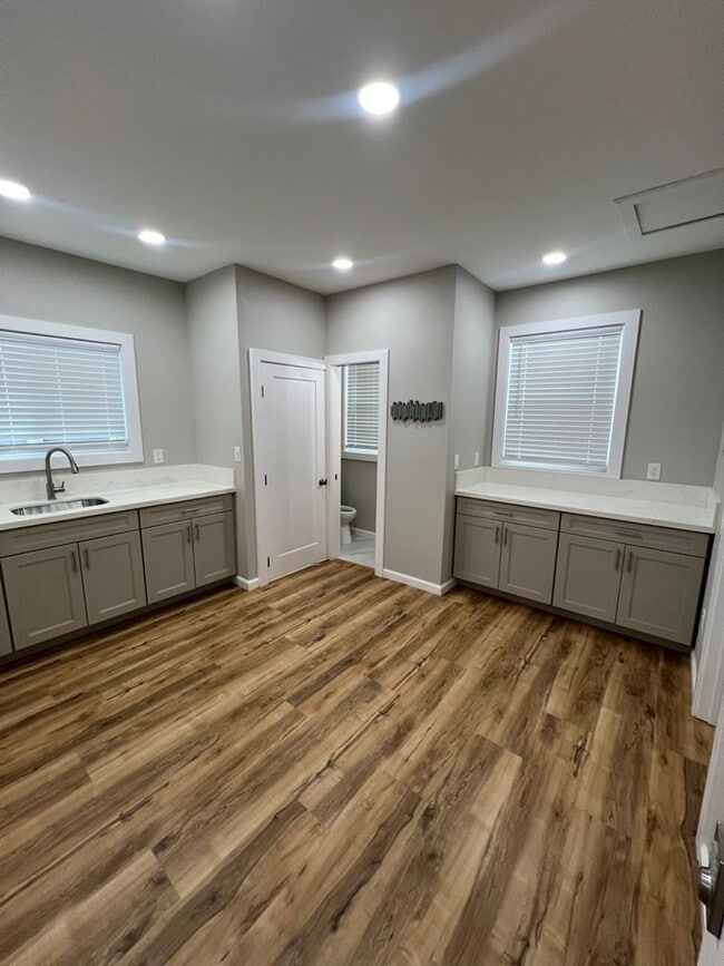 Building Photo - Split AC's In each room. Wet Bar. Spacious