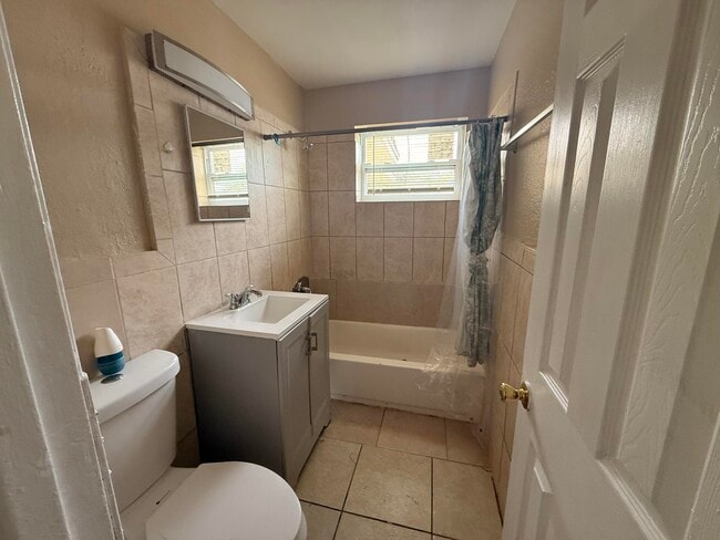 Building Photo - 1604 Zephyr Ave