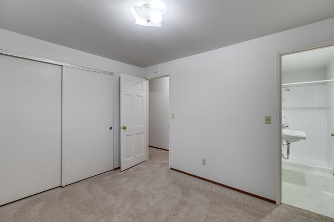 Building Photo - 3 Bedroom Rambler in Kirkland with Large Y...