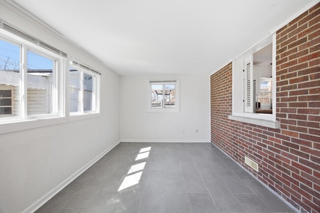 Building Photo - 2147 Palms Dr