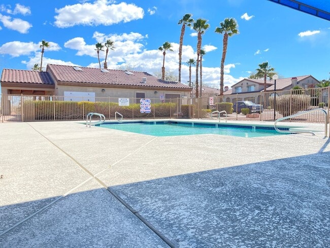 Building Photo - Lovely townhome in The Pueblo Village of S...