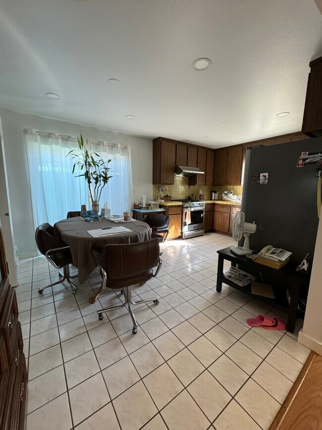 Kitchen a - 3017 Chaucer St