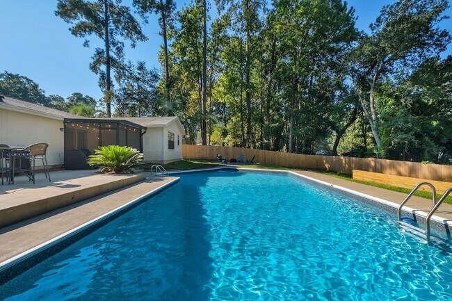 Building Photo - 890 Richardson Rd