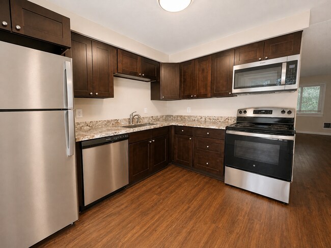 Building Photo - 310-316 S. Manzanita Court
