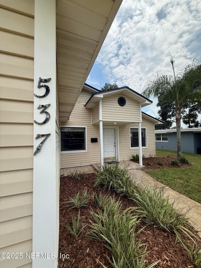 Building Photo - 537 Oleander St