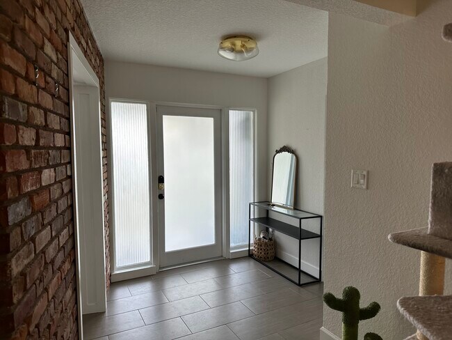 Entry - 511 Lake Shore Dr