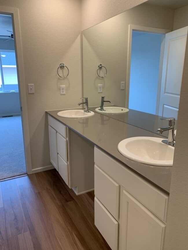 Building Photo - 3 Bed / 2.5 Bath Townhome with Attached Garage in NE Ft. Collins