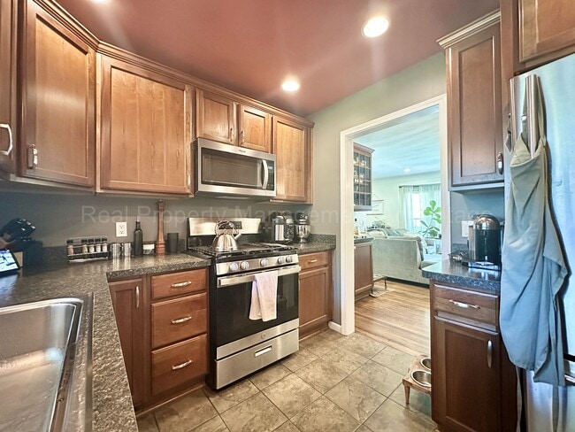 Building Photo - Updated 3-Bed Ranch Steps from Downtown Bi...