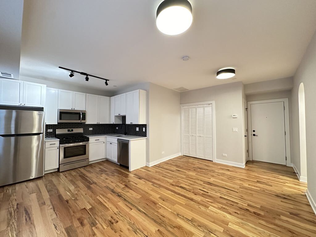 Building Photo - 643 W Wrightwood Ave