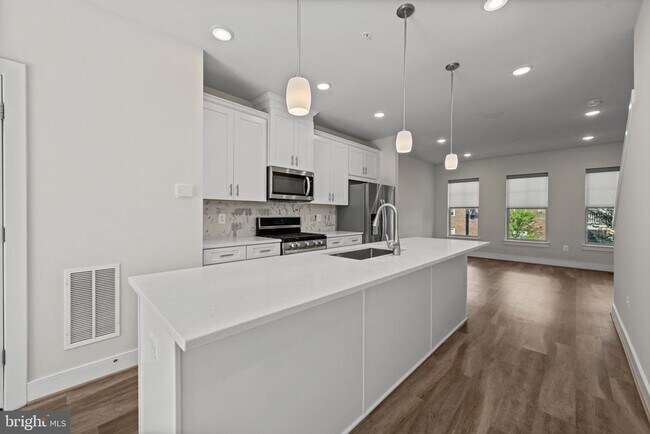 Building Photo - 148 Stowe Dr
