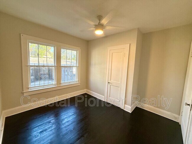 Building Photo - 4015 N Seminole Ave