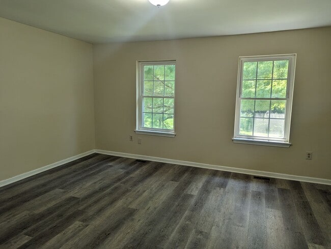 Building Photo - Available! Beautiful End Unit Condo in Bet...