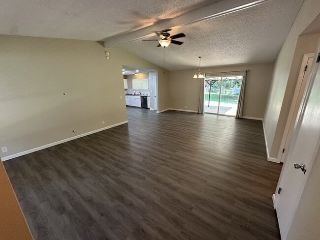 Building Photo - 116 SE Springdale Dr
