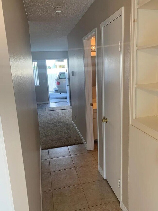 Building Photo - 2 Bed | 1.5 Bath Townhome – Private Backya...