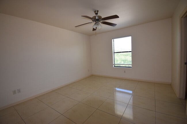 Building Photo - 1402 W Carmen Ave