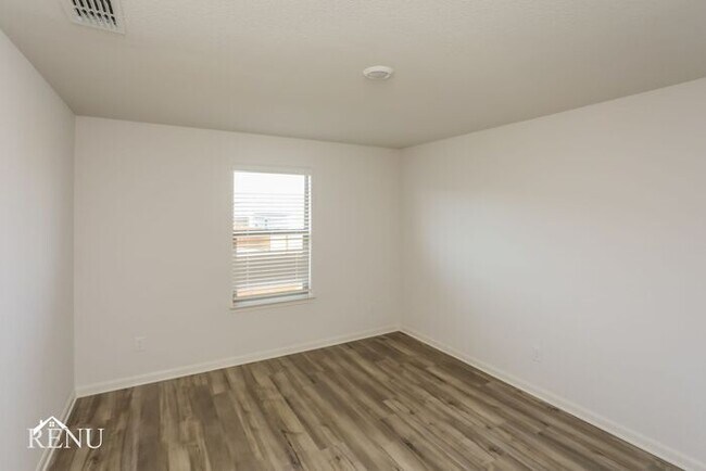 Building Photo - 2030 Delta Downs Dr