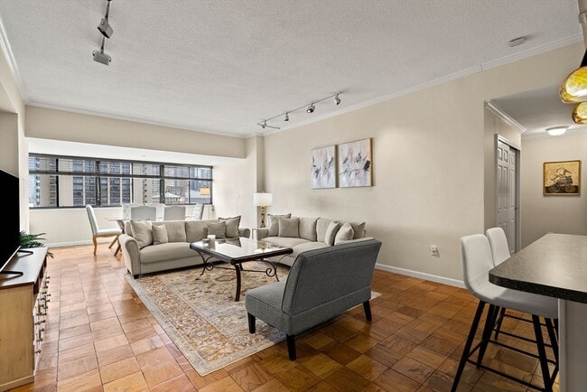 Building Photo - 2 Hawthorne Pl