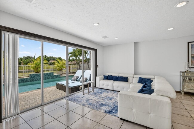 Building Photo - 6362 Brava Way