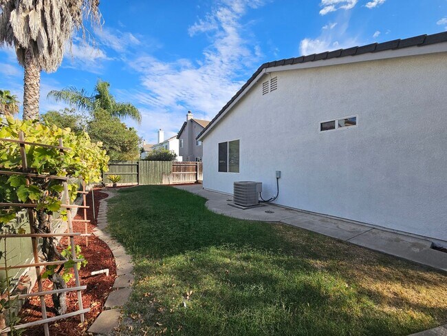 Building Photo - Single story home in Sylvan School District!