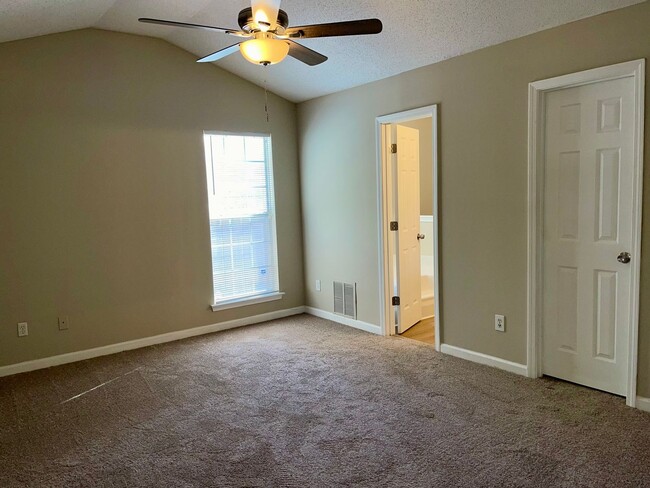 Building Photo - Remodeled  3 Bed/2 Bath Home in a Quiet bu...