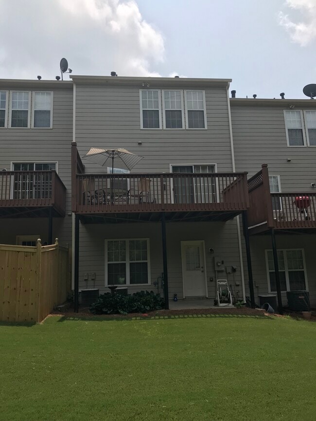 Building Photo - 4007 Edgecomb Dr