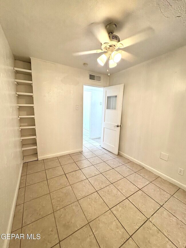 Building Photo - 517 Bataan Cir