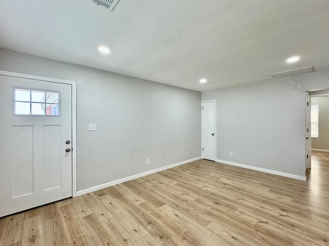 Building Photo - 705 N Key Blvd