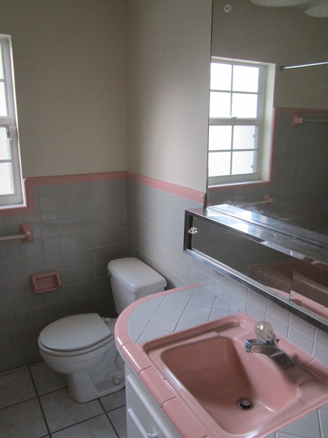 Building Photo - 700 31st Ave N