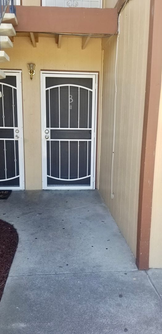 Building Photo - 2 Bedroom, 1 Bath Apartment