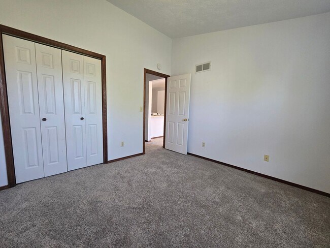 Building Photo - 3 Bedroom 2.5 Bathroom Duplex in Bloomington