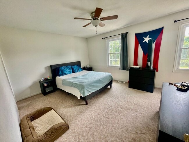 Building Photo - Charming and Spacious 3-Bedroom Home for R...