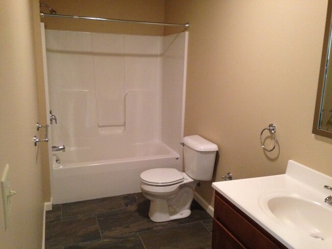 bathroom - 494 Mill St