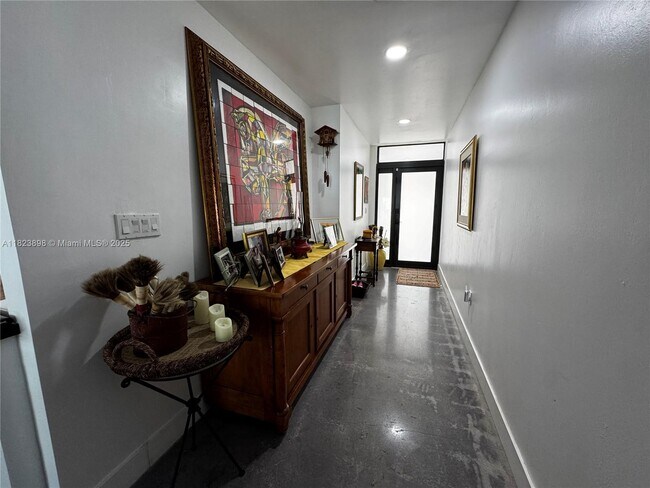 Building Photo - 6984 Greentree Ln