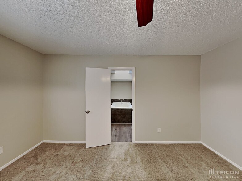 Building Photo - 820 Vaughn Dr