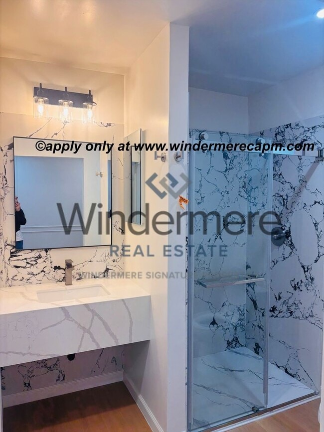 Building Photo - Beautifully Remodeled 2 Bed/2 Bath Duplex- in desirable location Downtown Sacramento!!