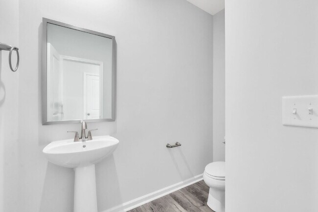 Building Photo - PRICE DROP! Spacious Westbriar Woods Home ...