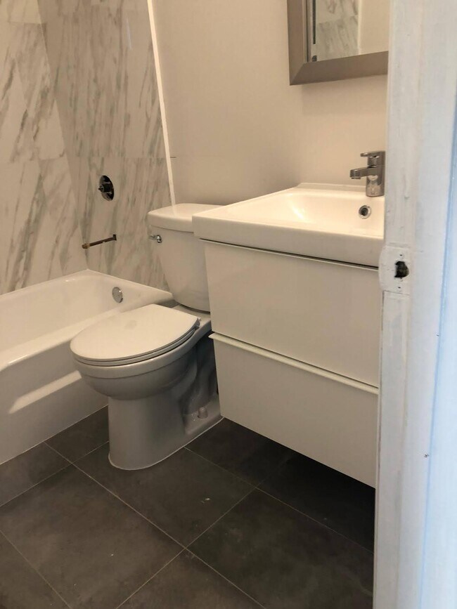 Building Photo - 404 NE 4th St