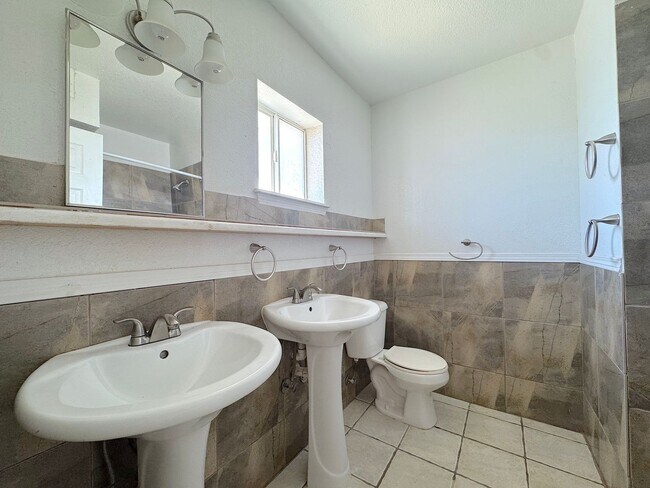 Building Photo - East El Paso 3 bed Refrig A/C!