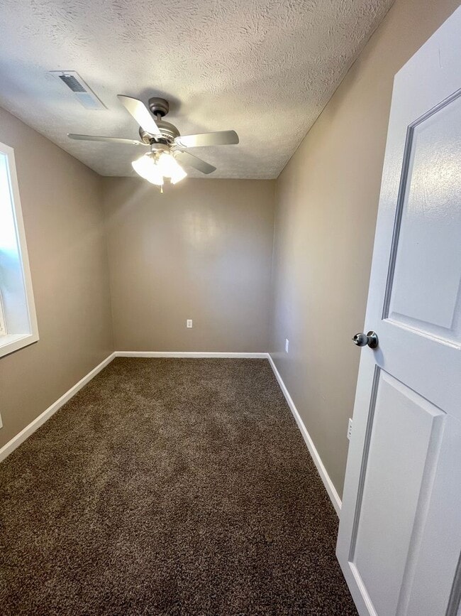 Building Photo - Charming 3-Bedroom, 1.5 Bath Home with Bon...
