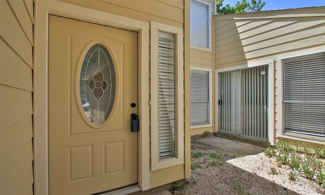 Building Photo - 6940 Foxmont Ln