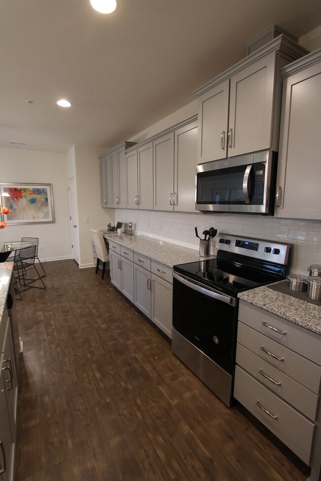 Building Photo - BEAUTIFUL 3BD 2.5 BTH Apartment home RAINT...