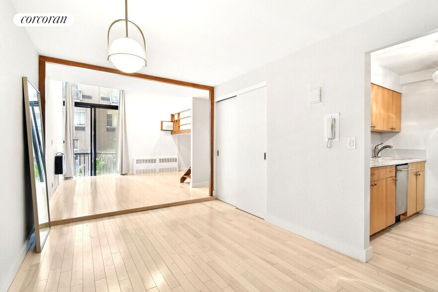 Building Photo - 215 E 24th St