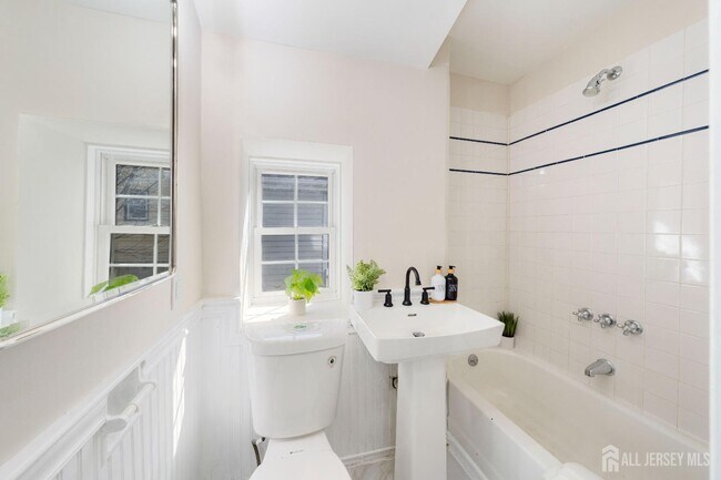 Building Photo - 536 Spruce Ave