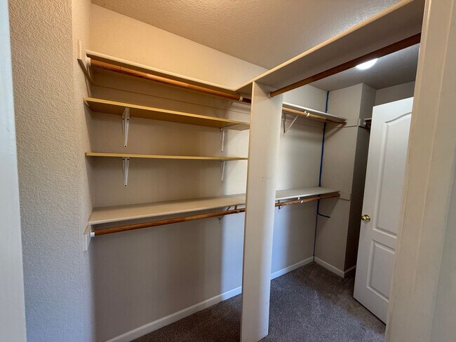 Building Photo - Large two story in Rose Hollow neighborhoo...