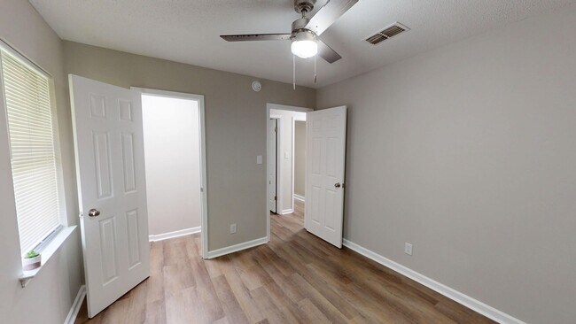 Building Photo - Updated 3/2 with Granite Counters and Stai...