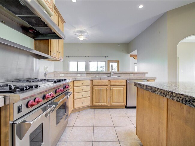 Building Photo - 4 Bedroom 4 Bathroom