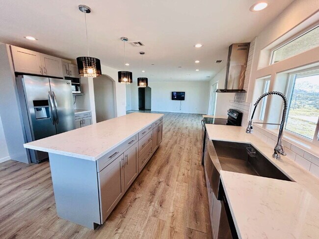 Building Photo - Gorgeous 3 bd, 2.5 ba on 1 acre